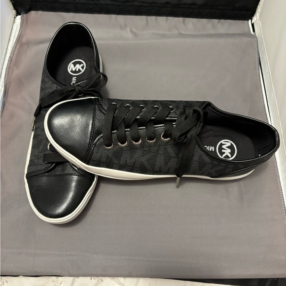 Michael Kors Women's MK Signature Lace-up Black Sneakers - Size 8M - Picture 2 of 8